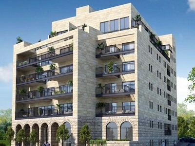 בניין עם מרפסות מוקף בצמחיה, כביש עם מכונית והולכי רגל